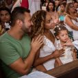 Roberta Rodrigues batizou a filha, Linda Flor, em igreja carioca