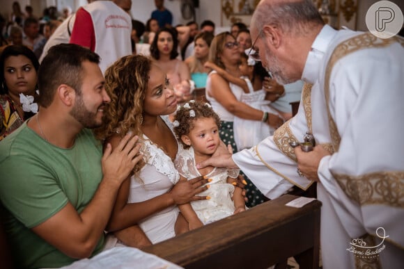 Roberta Rodrigues batizou a filha, Linda Flor, em igreja carioca