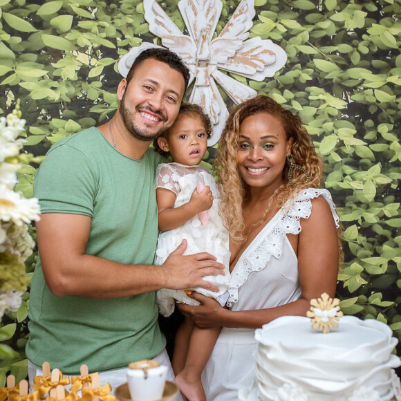 Roberta Rodrigues posou para fotos com Linda Flor após batizado da filha