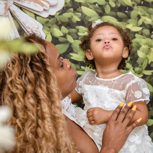 Roberta Rodrigues batizou a filha, Linda Flor, de 1 ano, em igreja do Rio de Janeiro