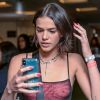Em Los Angeles, Bruna Marquezine dispensa sutiã para selfie no espelho