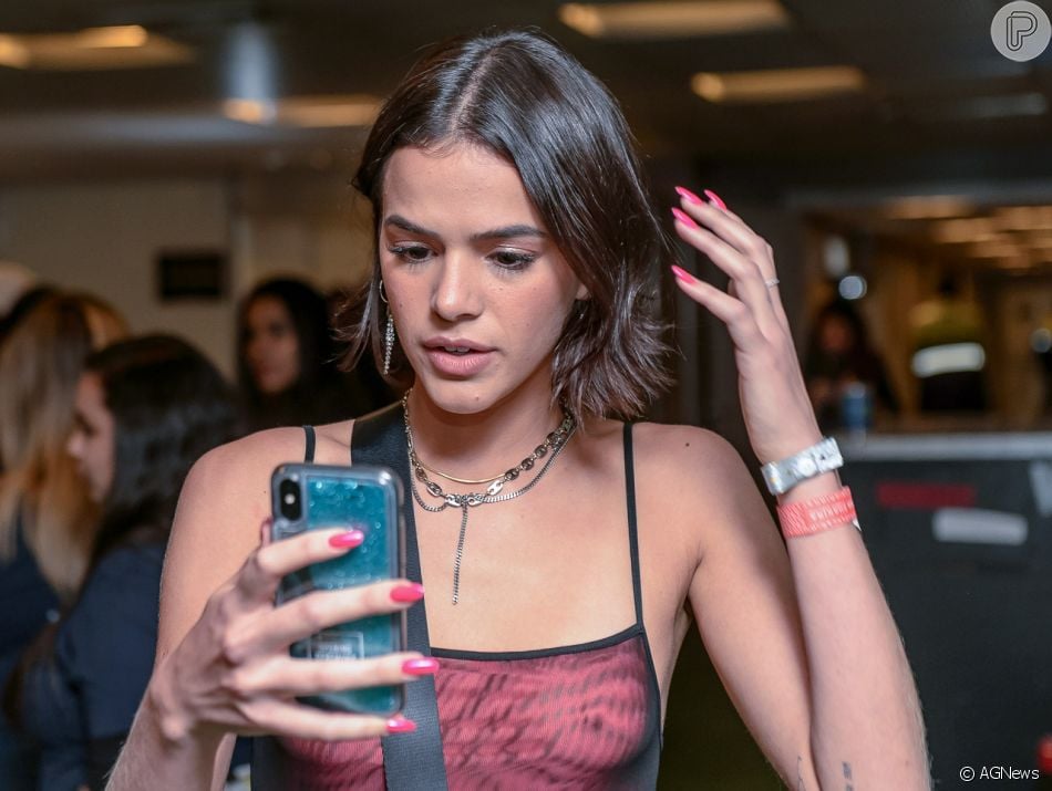 Bruna Marquezine, de cropped branco, dispensa sutiã ao ...