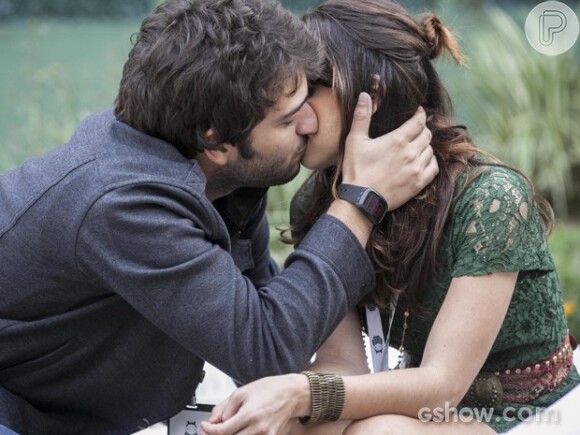 Davi (Humberto Carrão) e Manu (Chandelly Braz) se beijam, em 'Geração Brasil'