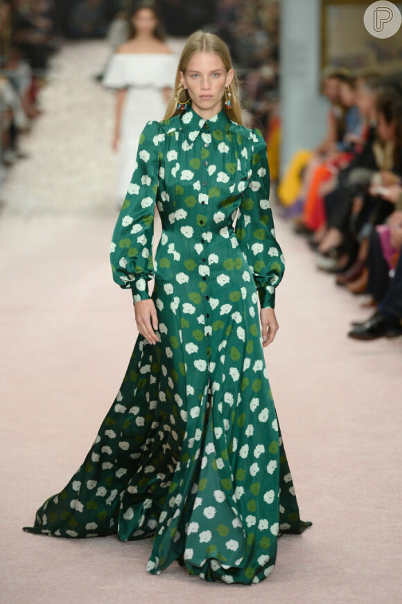 As cores que você vai querer usar nesse verão! Verde no vestido floral de Carolina Herrera