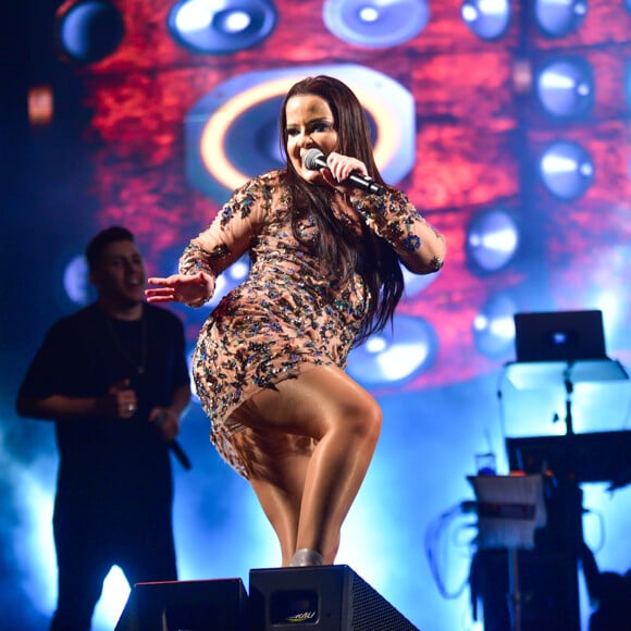 Maiara, da dupla com Maraisa, sensualizou no palco do Prudence Festival