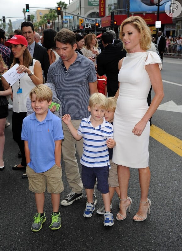 A atriz de 'Modern Family', Julie Bowen, decidiu se separar do marido Scott Phillips em fevereiro, após 13 anos de casamento. Eles têm três filhos juntos: Oliver de 10 anos e os gêmeos John e Gustav, de 8.