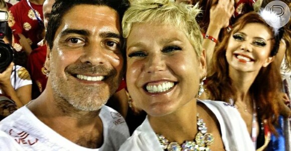 Os casal Junno Andrade e a rainha Xuxa Meneghel fazendo 'selfies' em desfiles na Sapucaí