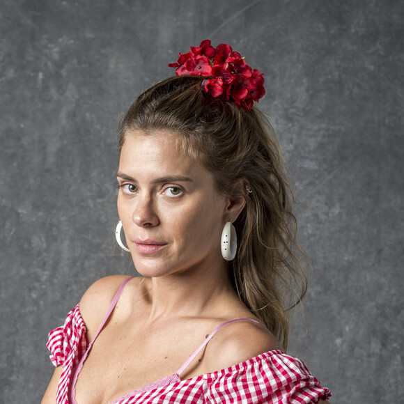 Afrodite (Carolina Dieckmann) recorre a greve de sexo após levar surra do marido, Nicolau (Marcelo Serrado) nos próximos capítulos da novela 'O Sétimo Guardião'