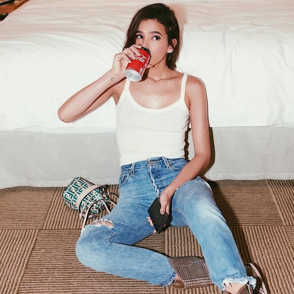 Bruna Marquezine posou com looks cheios de personalidade para a revista