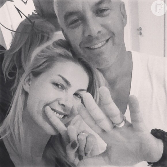 Ana Hickmann posta foto em sua conta do Instagram para comemorar 15 anos de casamento com o empresário Alexandre Corrêa, 14 de fevereiro de 2013