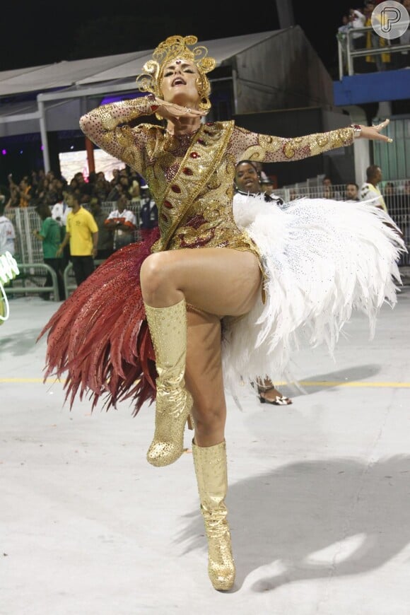 Ana Hickmann desfila pela escola de samba paulista Vai-Vai