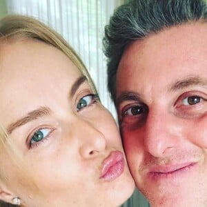 Angélica é casada há 14 anos com Luciano Huck, com quem tem três filhos