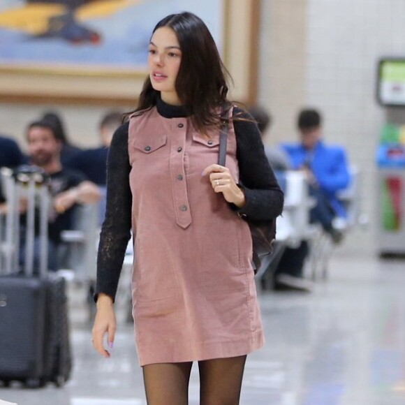 Vestidos curtos em estilo anos 60 estão de volta à moda. Isis Valverde com look curtinho no aeroporto