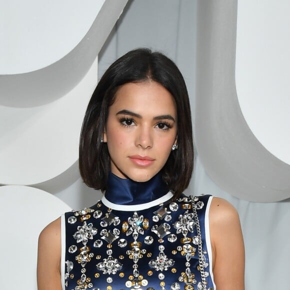 Vestidos curtos em estilo anos 60 estão de volta à moda. Bruna Marquezine escolheu o vestido Miu Miu para evento