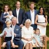 Filho caçula de Kate Middleton esbanjou fofura em fotos com a família