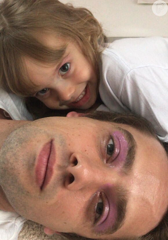 Mariana Bridi já mostoru o marido, Rafael Cardoso, após ser maquiado pela filha, Aurora