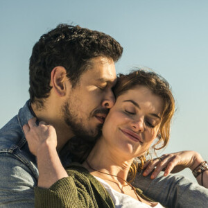 Isabel (Alinne Moraes) e Alain (João Vicente de Castro) transam nos próximos capítulos da novela 'Espelho da Vida': 'Eu te amo'