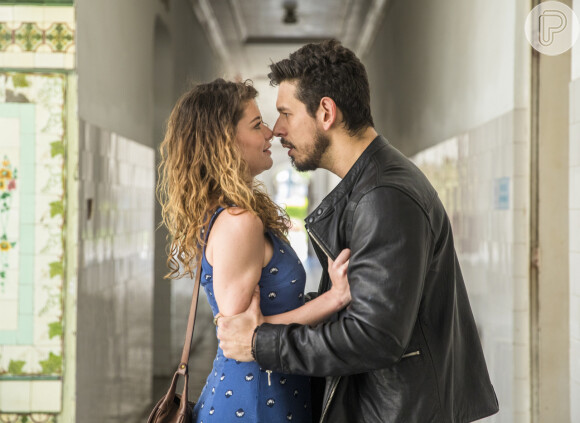 Isabel (Alinne Moraes) revela a Alain (João Vicente de Castro) ter rompido namoro com Marcelo (Nikolas Antunes) nos próximos capítulos da novela 'Espelho da Vida'