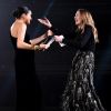 Meghan Markle entregou o prêmio de Melhor Estilista Feminina do Ano para Clare Waight Keller, da Givenchy