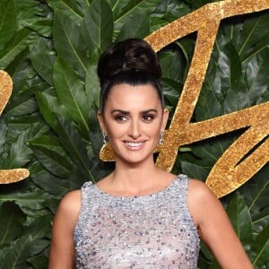 Penelope Cruz usa look Chanel com joias de sua coleção para Atelier Swarovski no British Fashion Awards 2018, realizado em Londres, nesta segunda-feira, 10 de dezembro