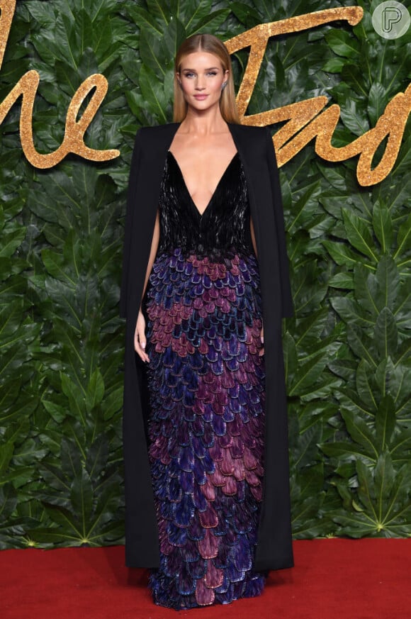 Rosie Huntington-Whiteley de Givenchy Alta-Costura Inverno 2018 para o British Fashion Awards 2018, realizado em Londres, nesta segunda-feira, 10 de dezembro