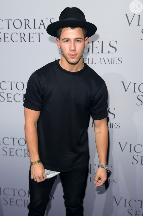 Nick Jonas participa do lançamento do livro 'Angel', do fotógrafo Russel James