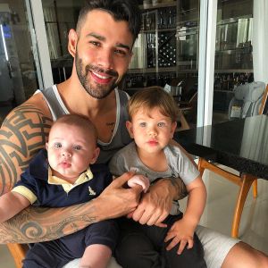 Gusttavo Lima paparicou o caçula, Samuel, e brincou de carrinho com o filho mais velho, Gabriel, nesta quarta-feira, 12 de dezembro de 2018
