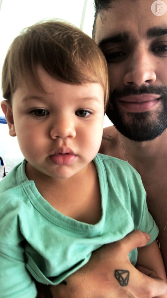 Gusttavo Lima brincou de carrinho com o filho Gabriel e postou vídeo no Instagram