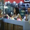 Fátima Bernardes é flagrada em loja de acessórios para celular em shopping carioca