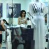 Fátima Bernardes é flagrada em loja de acessórios para celular em shopping carioca