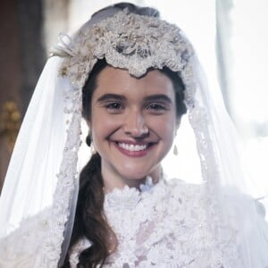 A personagem de Juliana Paiva na novela 'O Tempo Não Para' teve casamento de princesa e usou vestido com saia de tecido zibeline