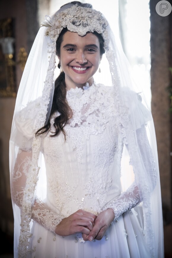 A personagem de Juliana Paiva na novela 'O Tempo Não Para' teve casamento de princesa e usou vestido com saia de tecido zibeline