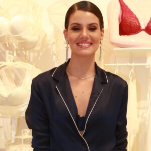 Camila Queiroz deixou a lingerie à mostra na reinauguração da loja da Intimissimi, no Barra Shopping, na zona oeste do Rio de Janeiro