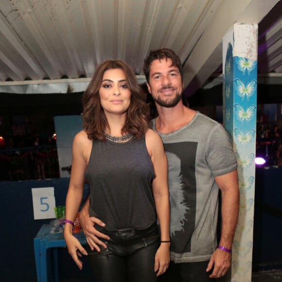 Juliana Paes posa ao lado do marido, Carlos Eduardo Baptista