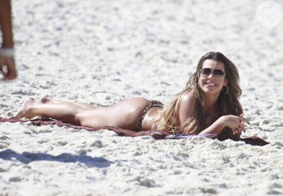 Em julho de 2013, Fernanda Souza exibiu corpão em dia de gravação na praia