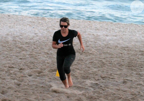 Fernanda Souza pratica exercícios diários na praia da Barra da Tijuca, no Rio