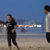 Fernanda Souza conta com a ajuda de personal nas atividades de resistência na areia
