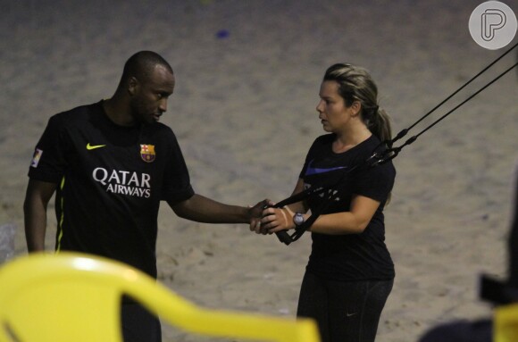 Fernanda Souza ajuda Thiaguinho na atividade física na praia