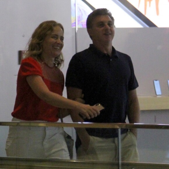 Angélica e Luciano Huck trocaram carinhos e conversaram bastante enquanto passeavam