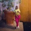 Marília Mendonça usou uma t-shirt neon e calça pink