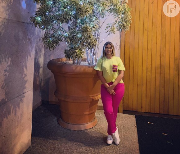 Marília Mendonça usou uma t-shirt neon e calça pink