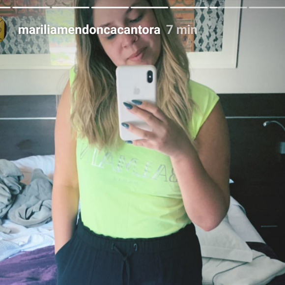 Marília Mendonça combinou sporty e neon em look