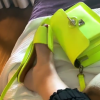 Marília Mendonça usou bolsa tiracolo e rasteira flat fivela neon