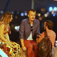 Estiloso, Paulinho Vilhena é flagrado conversando com amigos em noite no Rio
