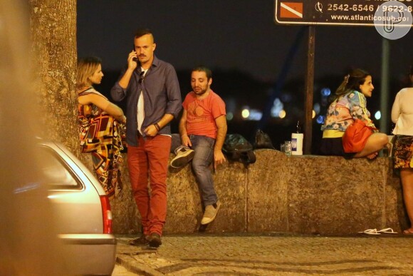 Com uma camisa social azul, uma peça branca por dentro e calça vermelha, Paulinho Vilhena esbanjou estilo