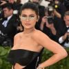 Kylie Jenner: all black + os óculos da vez
