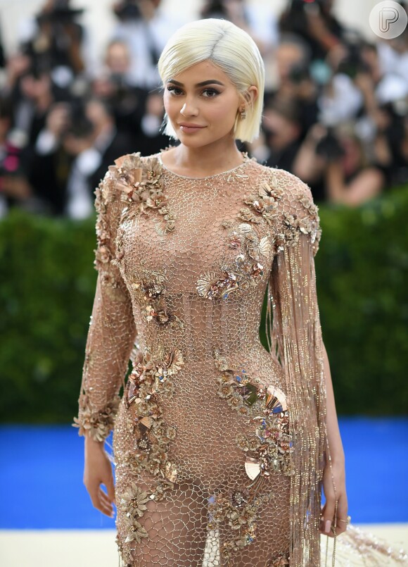 Kylie Jenner: transparência, franjas e brilho