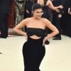 O estilo de Kylie Jenner: bem sexy no tepete vermelho do Met Gala, vestindo Alexander Wang
