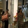 Fátima Bernardes ganha ajuda extra para carregar sacolas de compras no Village Mall, na Barra da Tijuca, zona oeste do Rio de Janeiro, na noite desta quinta-feira, 20 de dezembro de 2018
