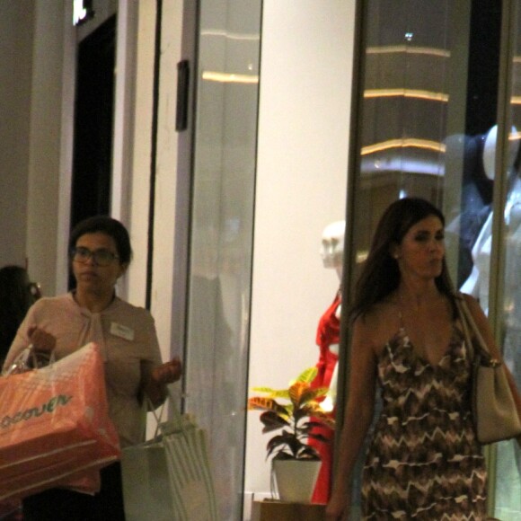 Fátima Bernardes ganha ajuda extra para carregar sacolas de compras no Village Mall, na Barra da Tijuca, zona oeste do Rio de Janeiro, na noite desta quinta-feira, 20 de dezembro de 2018